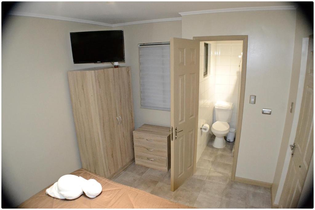 Vista interior de la habitación con cama grande, clóset y acceso al baño