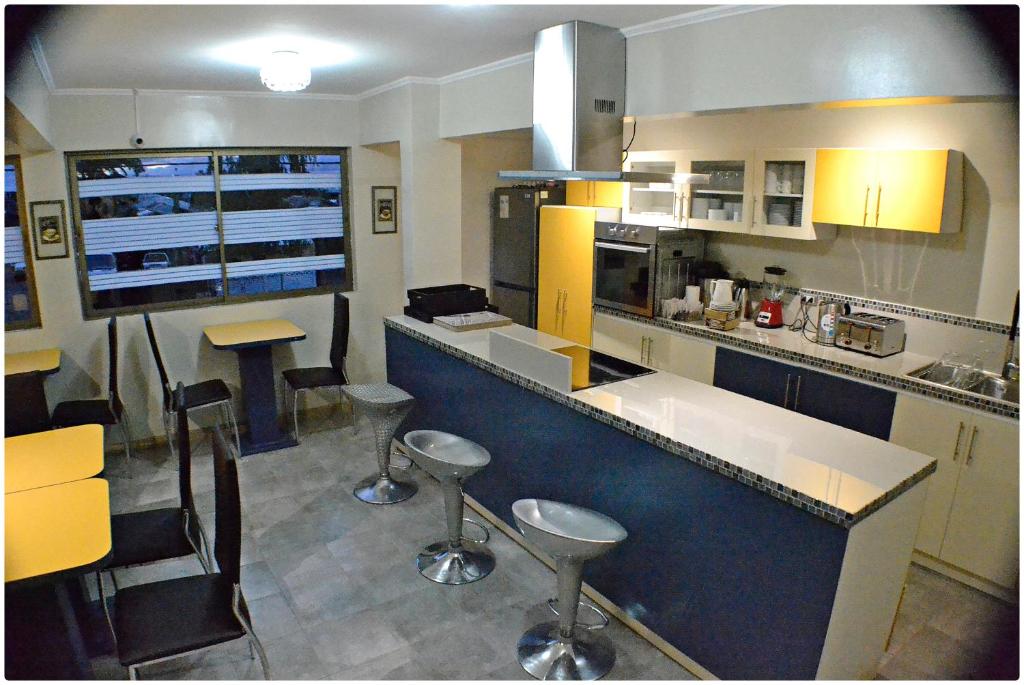 Cocina equipada de Hotel Herencia con barra y electrodomésticos
