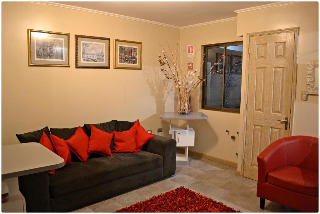 Sala interior del hotel con sofá, sillón y decoración