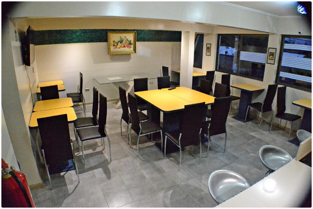 Comedor común de Hotel Herencia con mesas y sillas